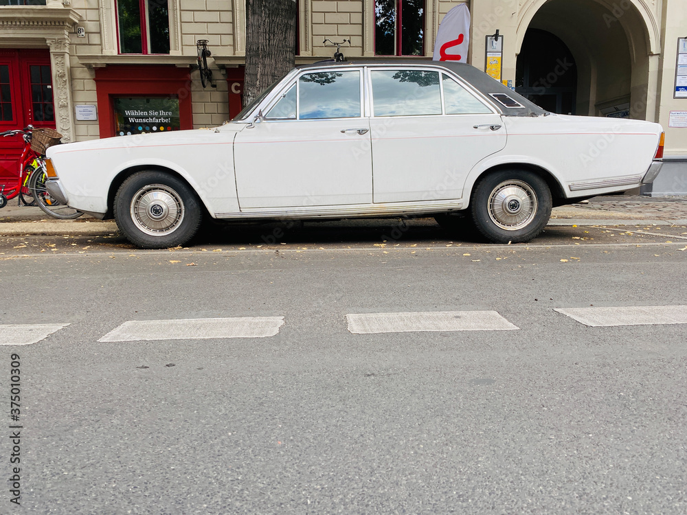 Schönes altes Auto - Oldtimer von der Seite an Häuserfront geparkt