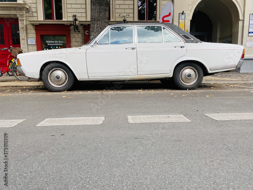 Schönes altes Auto - Oldtimer von der Seite an Häuserfront geparkt © Petra
