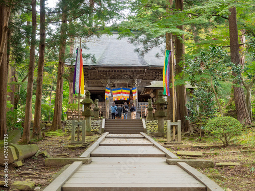 森の中にたたずむ神社