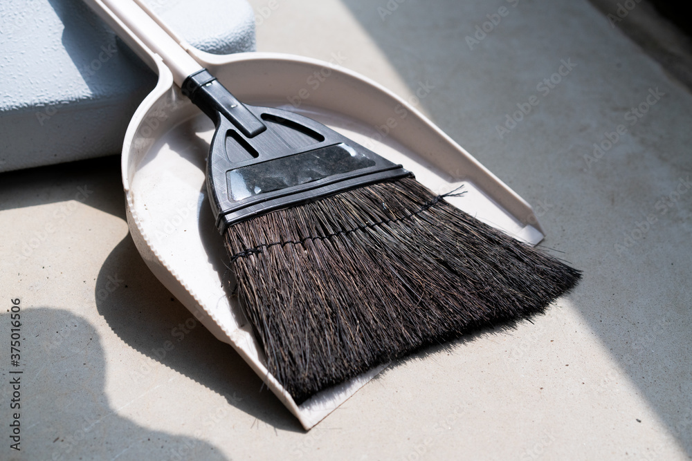 ベランダの箒と塵取り StockFoto Adobe Stock
