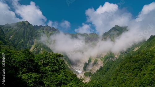 雲湧く谷川岳一の倉沢 photo