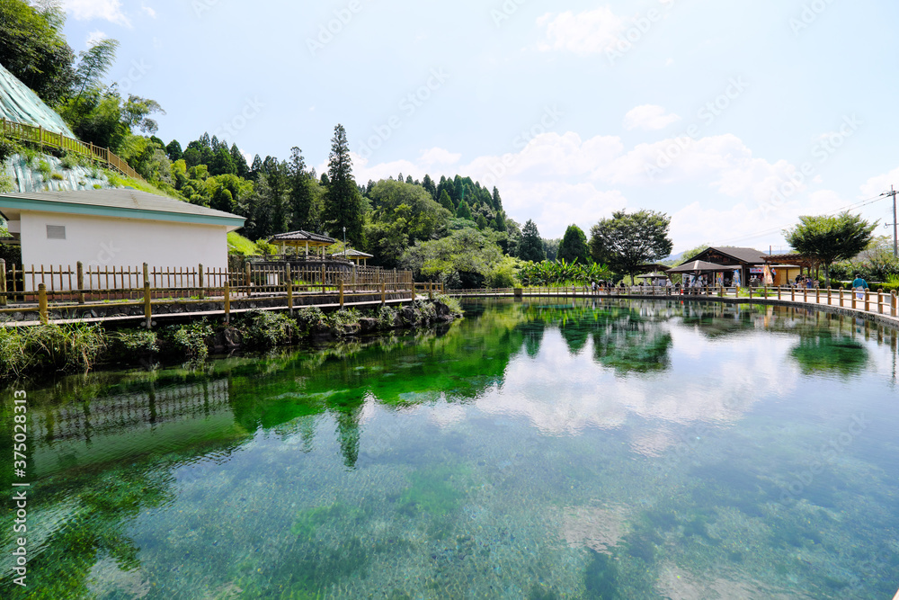 透明度の高い丸池公園の美しい水源地 透明度の高い丸池公園の美しい水源地