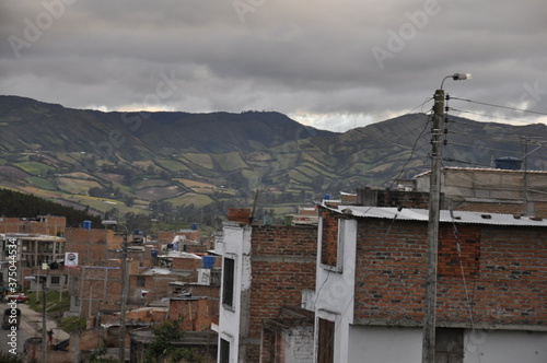 paisaje, ciudad, nubes, montañas, ciudad entre montañas, atardecer ciudad, luces, montañas verdes, matices de verdes, naturaleza. casas, 