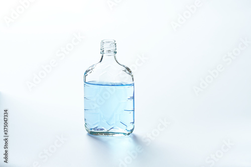 青い色水を入れた透明な空き瓶