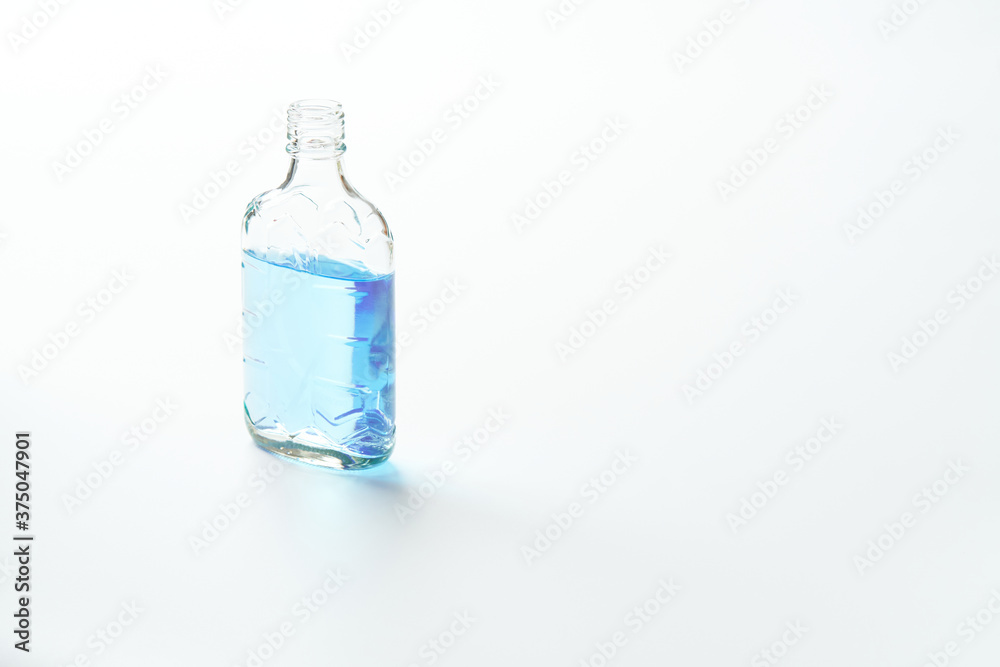 青い色水を入れた透明な空き瓶