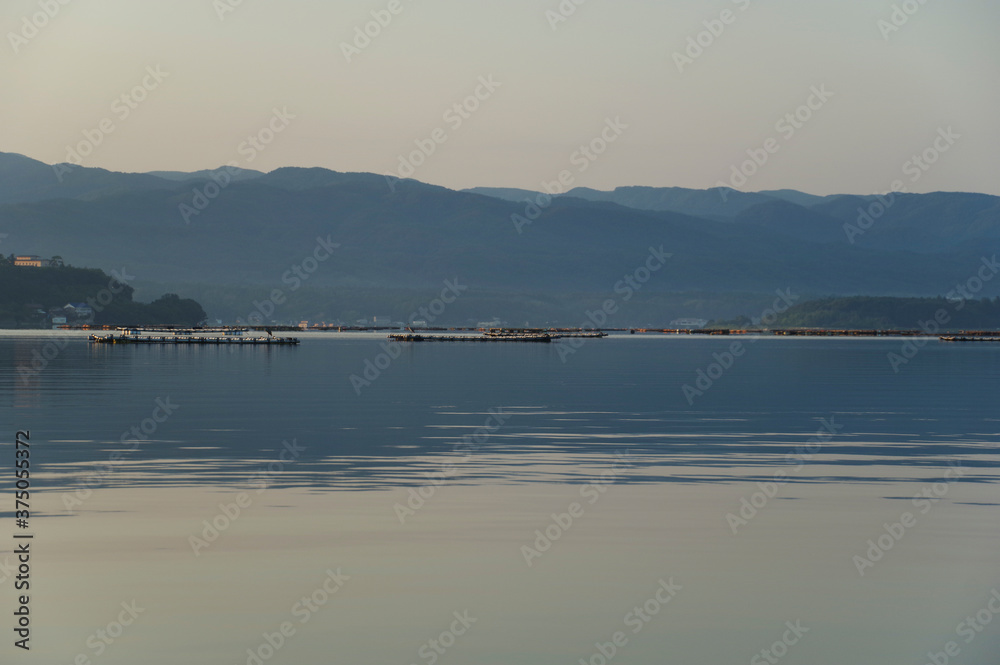 佐渡島にある加茂湖の早朝の景色