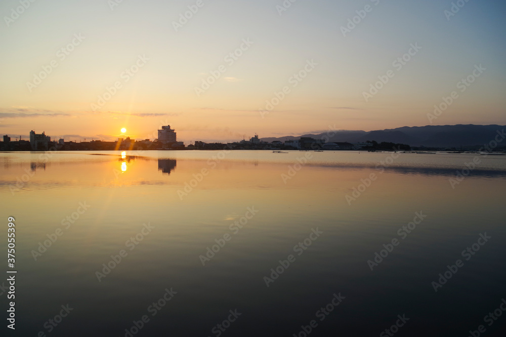 佐渡島にある加茂湖から見る朝日