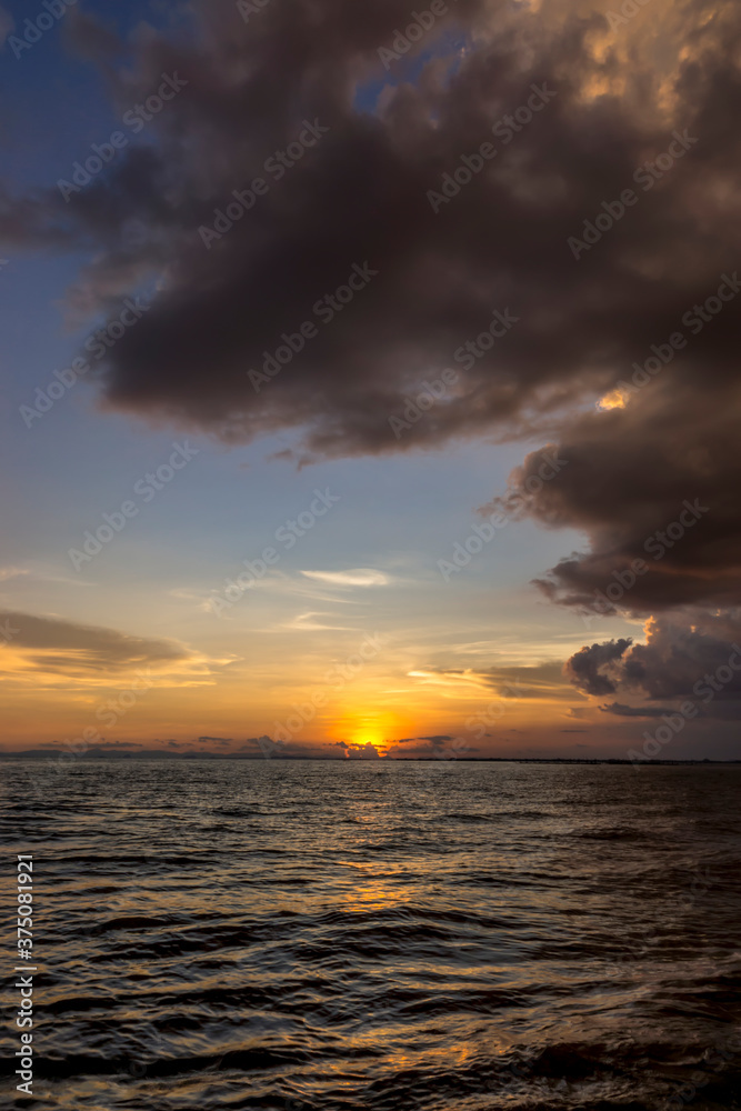 Naklejka premium Sunset sky with cloud and silhouette mountain at the lake in golden time.