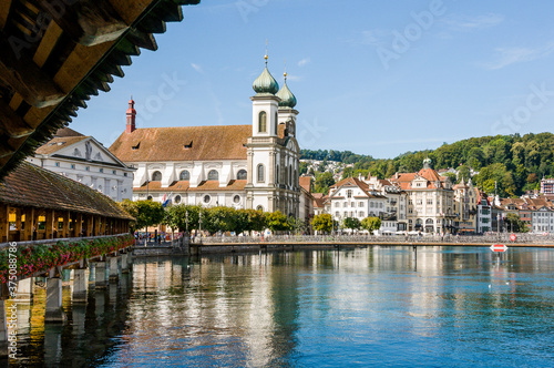 Luzern, Jesuitenkirche, Kapellbrücke, Wasserturm, Jesuitenplatz, Kirche, Reuss, Fluss, Rathaussteg, Stadt, Altstadt, Altstadthäuser, Alpen, Vierwaldstättersee, Sommer, Schweiz