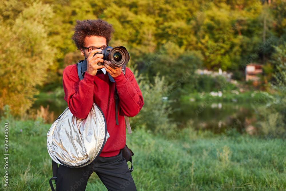 Landschaftsfotograf mit digitaler Kamera in der Natur Landschaftsfotograf mit digitaler Kamera in der Natur