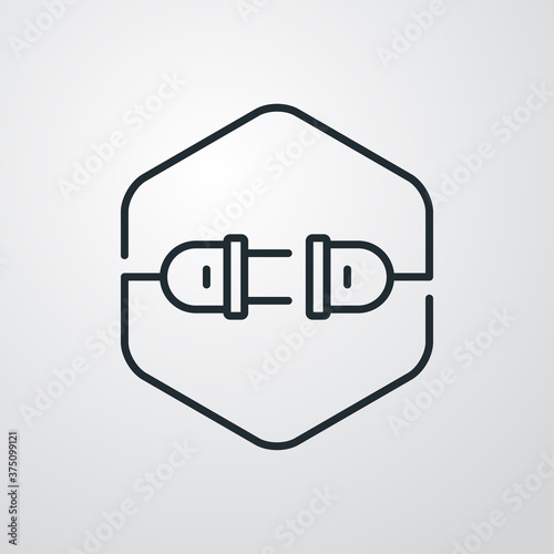 Concepto energía eléctrica. Logotipo lineal enchufe eléctrico con cable y conector en hexágono en fondo gris
