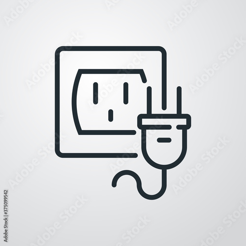 Concepto energía eléctrica. Logotipo lineal enchufe eléctrico con cable y salida de pared en fondo gris