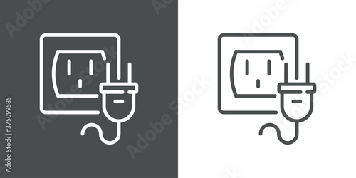 Concepto energía eléctrica. Logotipo lineal enchufe eléctrico con cable y salida de pared en fondo gris y fondo blanco