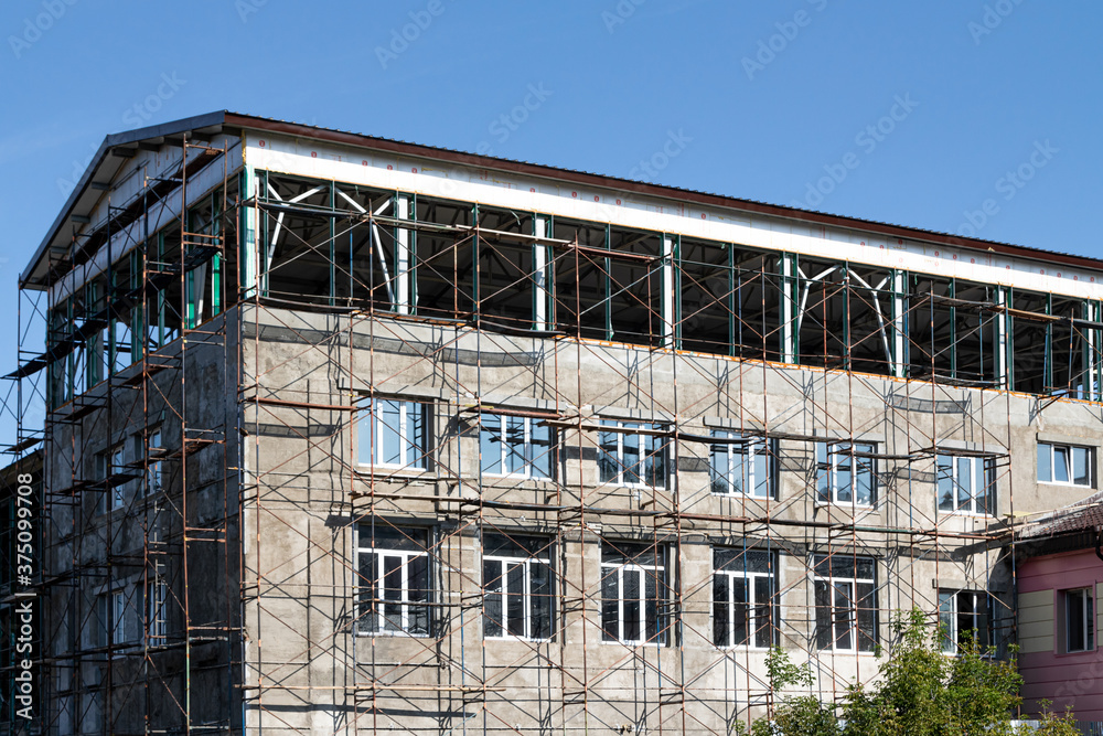 Construction of a monolithic multi-storey building, crane Construction of a monolithic multi-storey building, crane