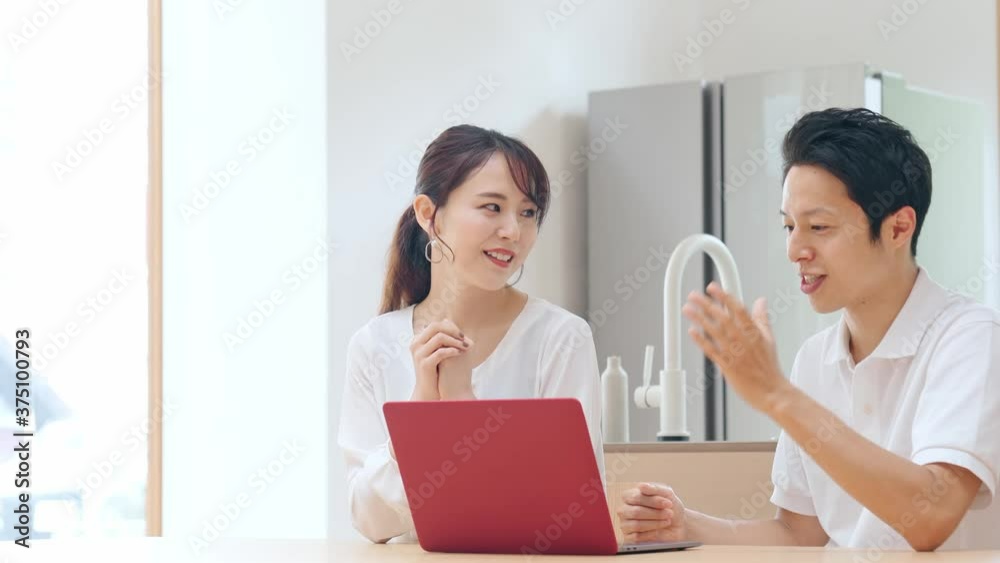 会話するカップル 会話するカップル