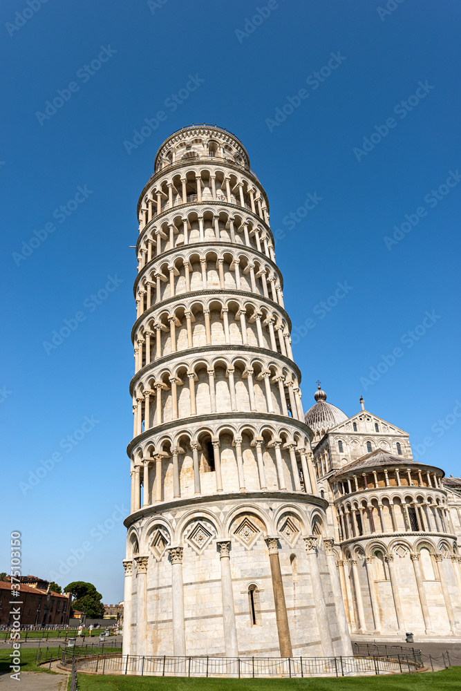 Pisa, the Leaning Tower, bell tower of the Cathedral (Duomo di Santa Maria Assunta) in Romanesque style, Piazza or Campo dei Miracoli (Square of Miracles). Tuscany, Italy, Europe