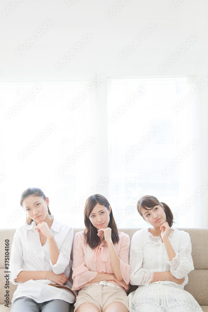考え事をする女性 考え事をする女性