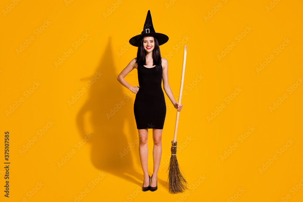 Φωτογραφία Full body size photo of cute pretty young sorceress lady smiling hold broomstick