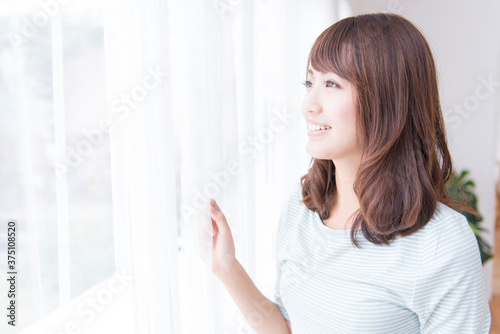 窓辺の女性
