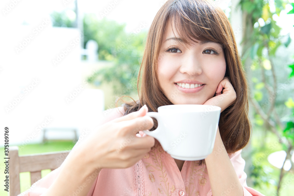 紅茶を飲む女性 紅茶を飲む女性