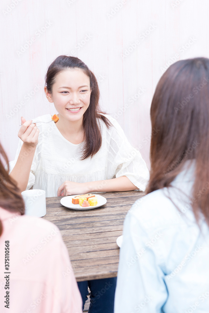 カフェで会話する女性