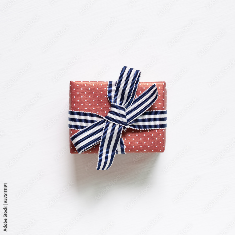Obraz premium Pink gift box isolated on white background. top view