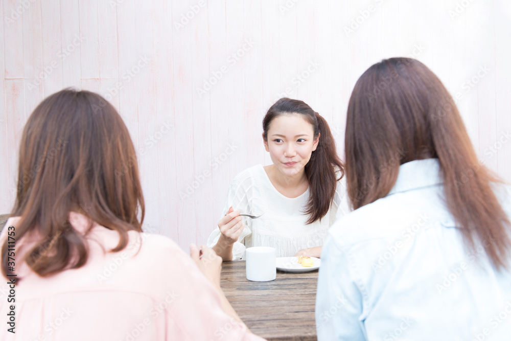カフェで会話する女性