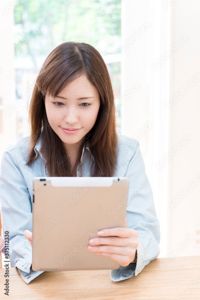 タブレットPCを見る女性 タブレットPCを見る女性