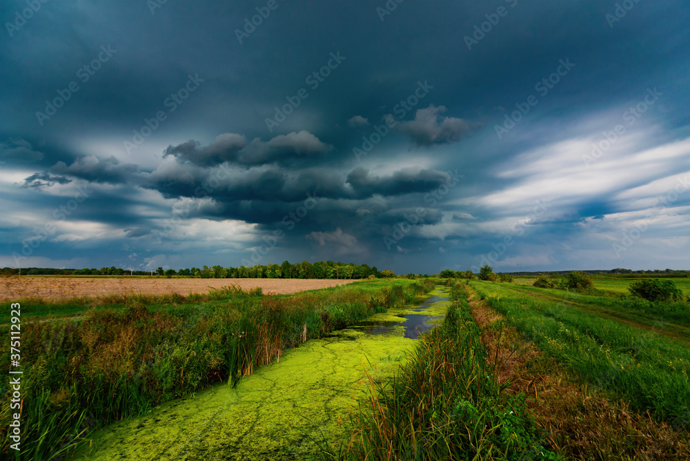 Obraz premium Storm clouds over the river