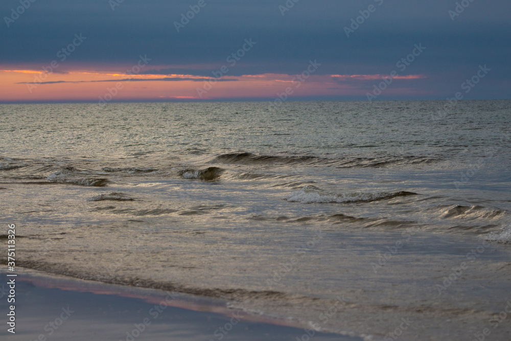 Piękny widok nad morzem. Zachód słońca. Polska. Morze Bałtyckie