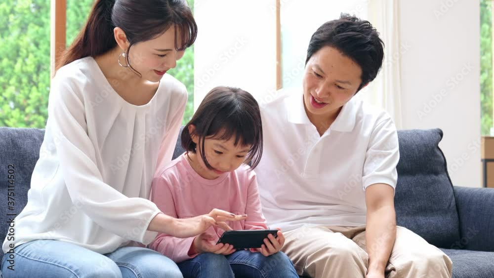スマホで動画を見る家族　スマホ育児