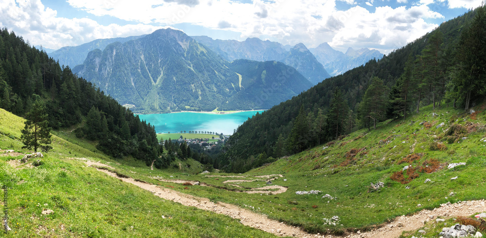 Point de vue en montagne sur le lac d'Achensee au Tyrol, Autriche