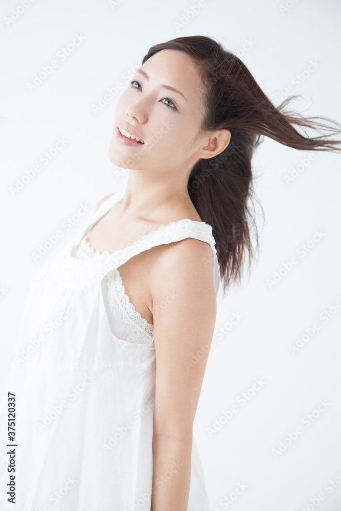 髪をなびかせる女性 髪をなびかせる女性
