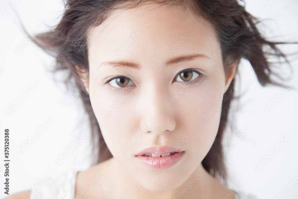 髪をなびかせる女性