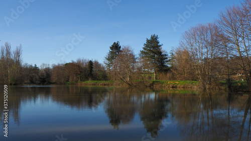 Étang aux airs printaniers, promenade dans un des lacs du département du Gers