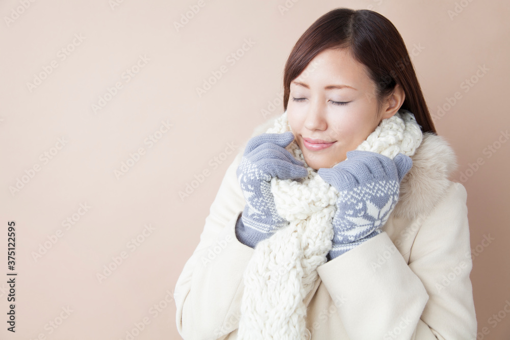 寒がる女性 寒がる女性