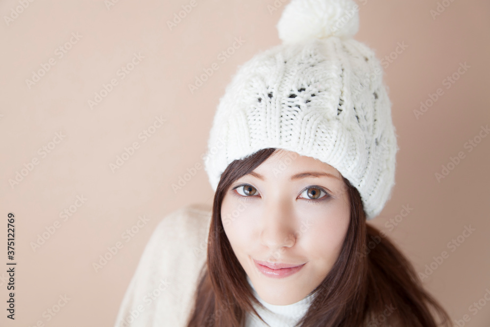 Obraz premium ニット帽の女性