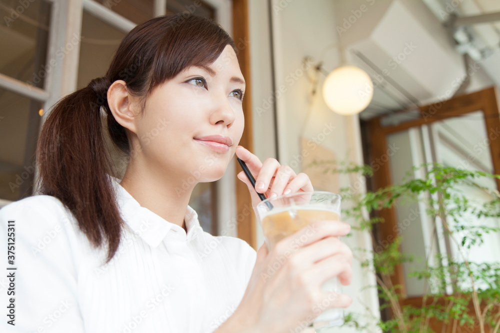 カフェテラスの女性 カフェテラスの女性