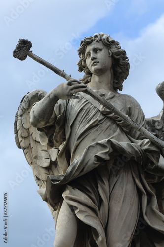 Figura anioła z hizopem umieszczona na moście anioła w Rzymie