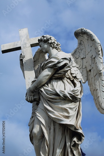 Figura anioła z krzyżem na moście anioła w Rzymie
