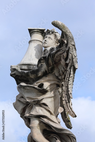 Figura anioła z palikiem z biczowania Jezusa Chrystusa na moście Anioła w Rzymie