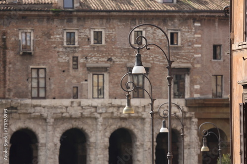 Publiczne latarnie znajdujące się przy ulicy prowadzącej do starożytnego teatru w Rzymie