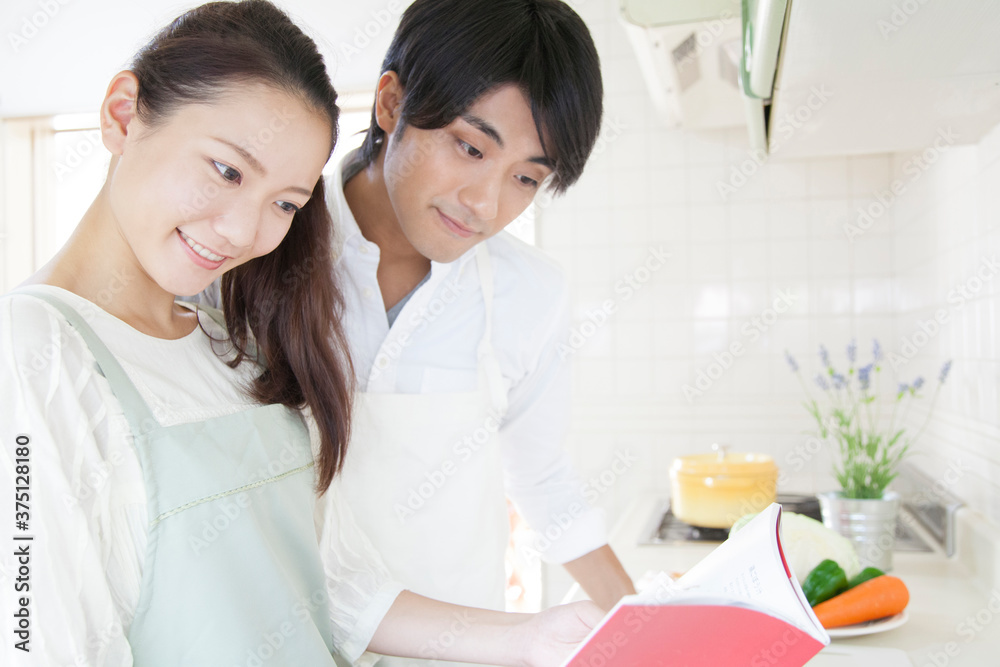 料理を作る夫婦