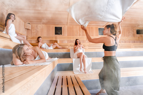 Traditional sauna ritual performed for group of females in spa center Fototapet