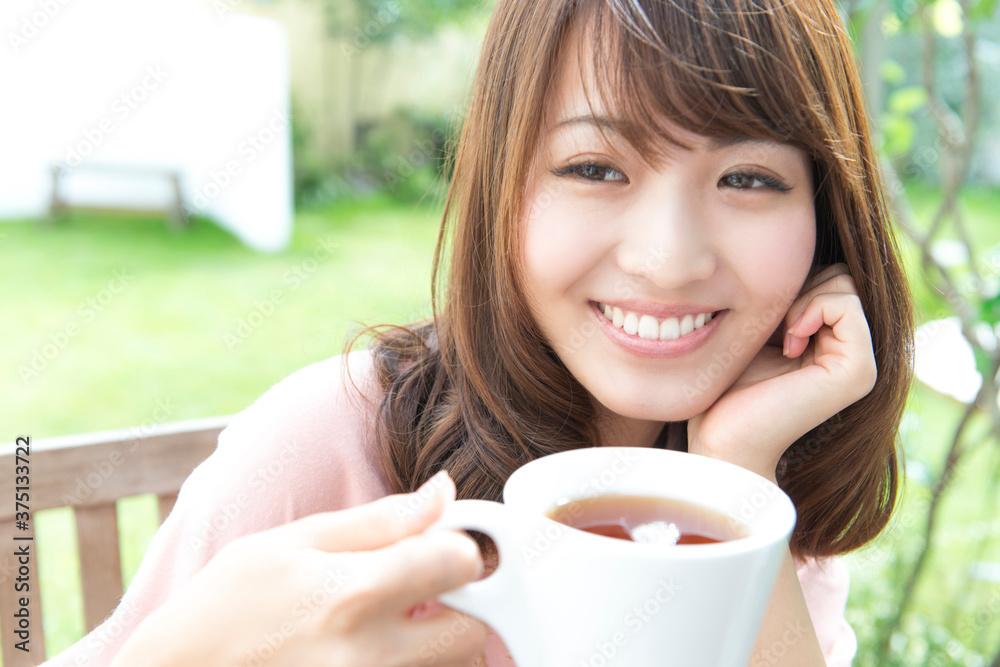 紅茶を飲む女性 紅茶を飲む女性