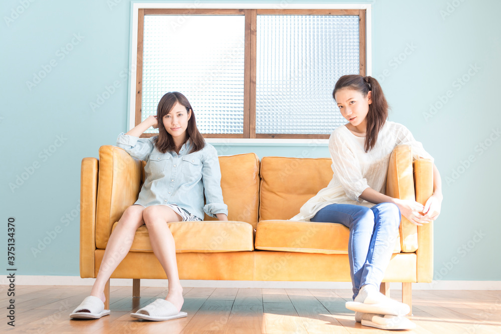 ソファに座る女性 ソファに座る女性