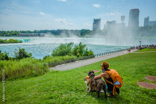 Canvas Print Woman with dogs at Niagara Falls