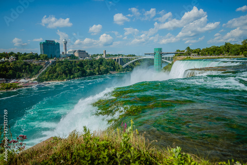 Photography Niagara falls in the summertime with view of city skyline
