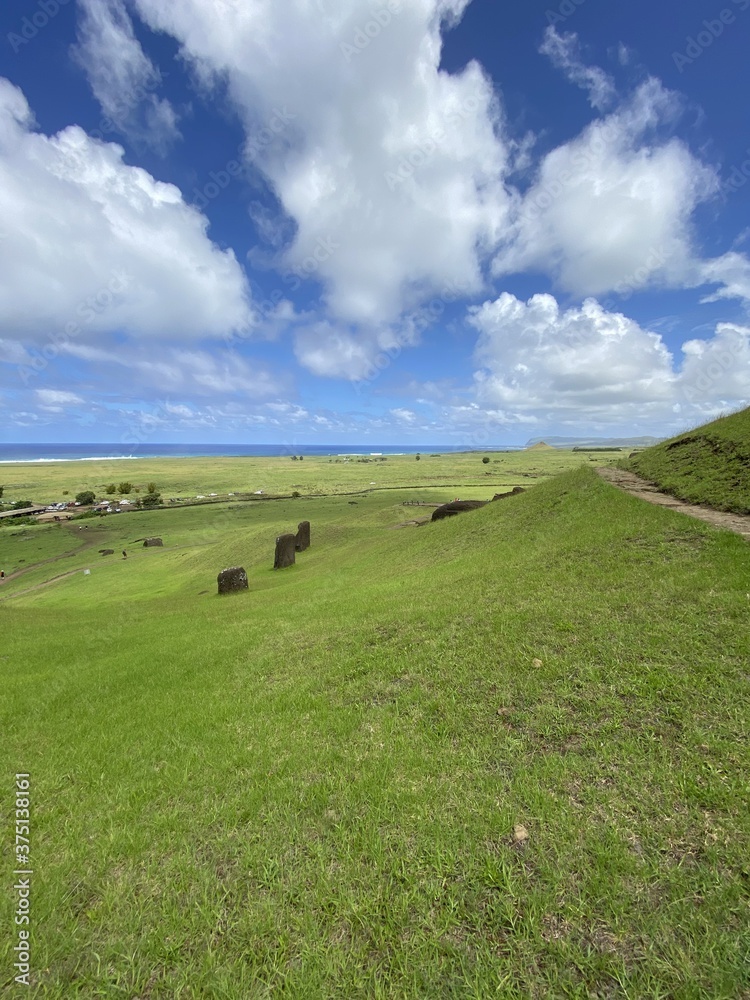 Moaïs sur la pente du volcan Rano Raraku à l'île de Pâques	