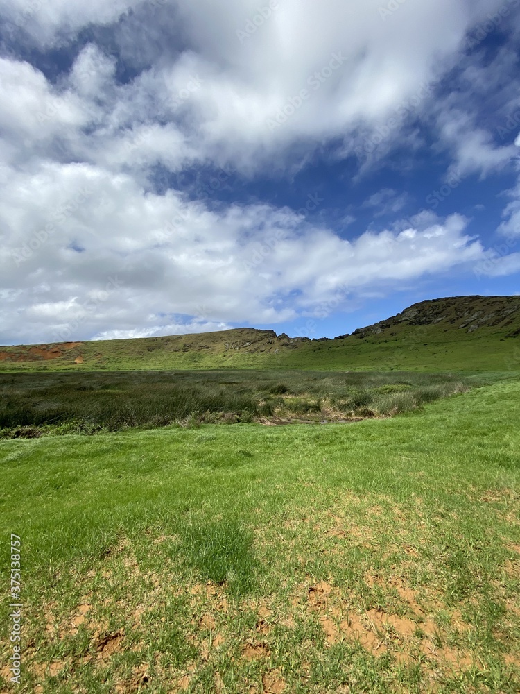 Fototapeta premium Cratère du volcan Rano Raraku à l'île de Pâques